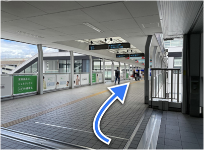 5.モノレール駅への連絡橋を渡ります。